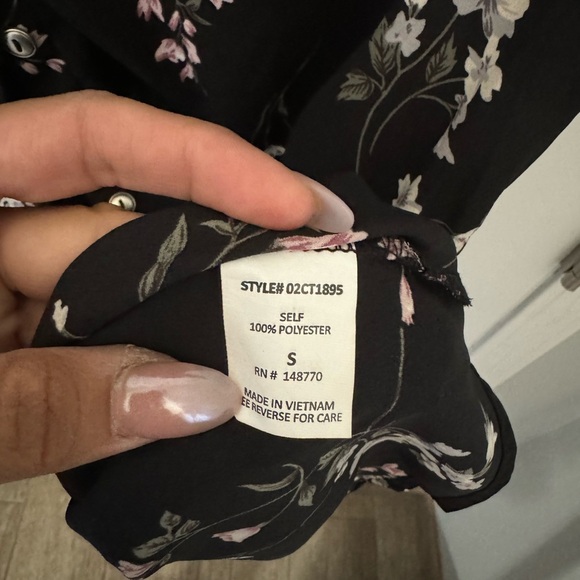 Cute flowery top - Picture 2 of 5